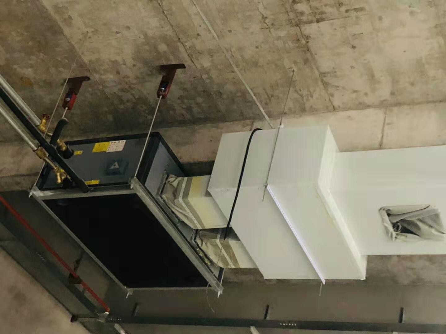 3000风量吊顶式空调机�l�安装现�? onmousewheel=